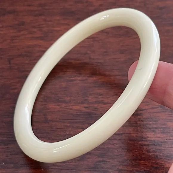 Creamy ivory white glass bangle bracelet - Picture 4 of 5
